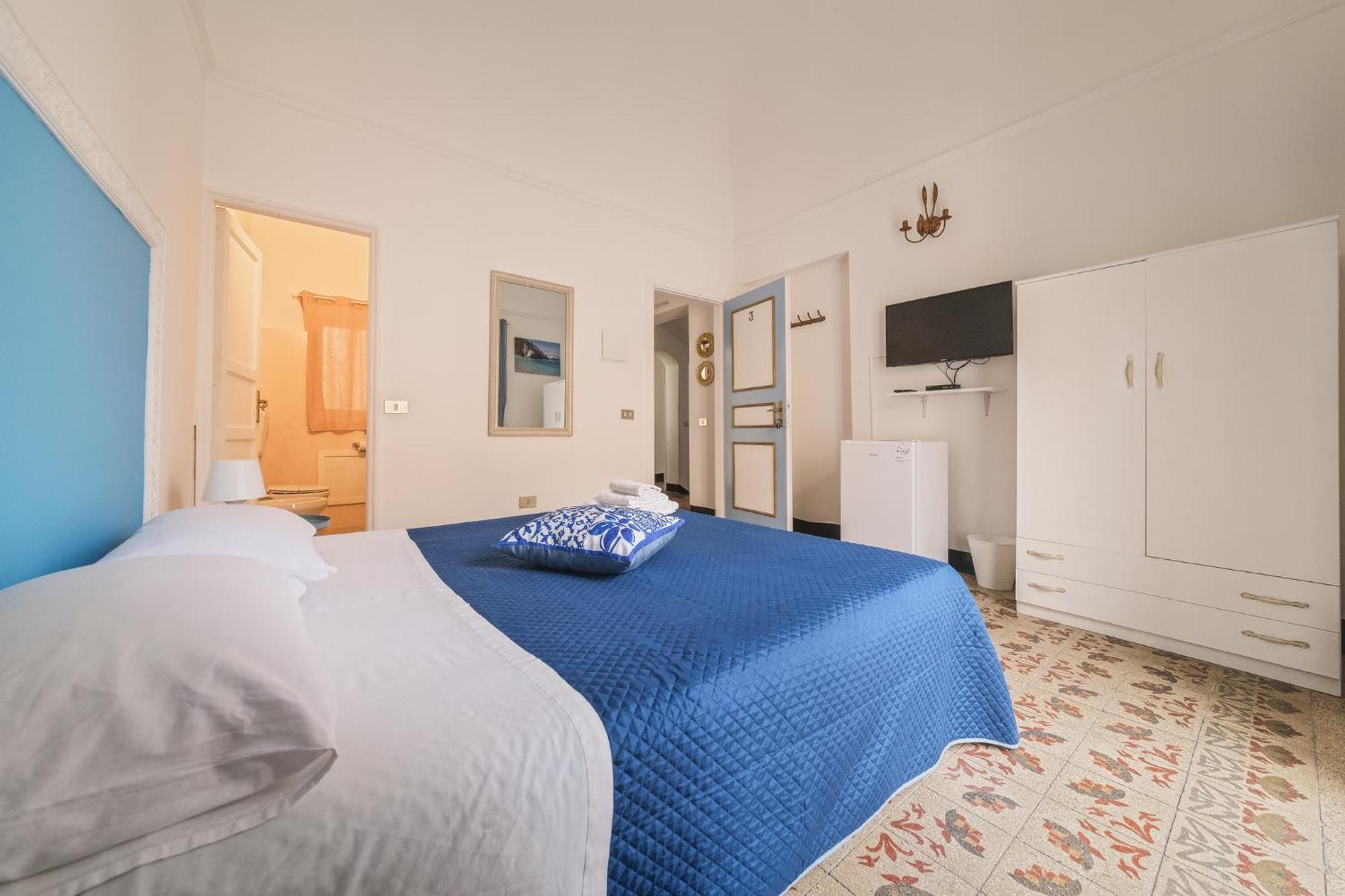Voila Rooms Guest House Terrasini Exterior foto