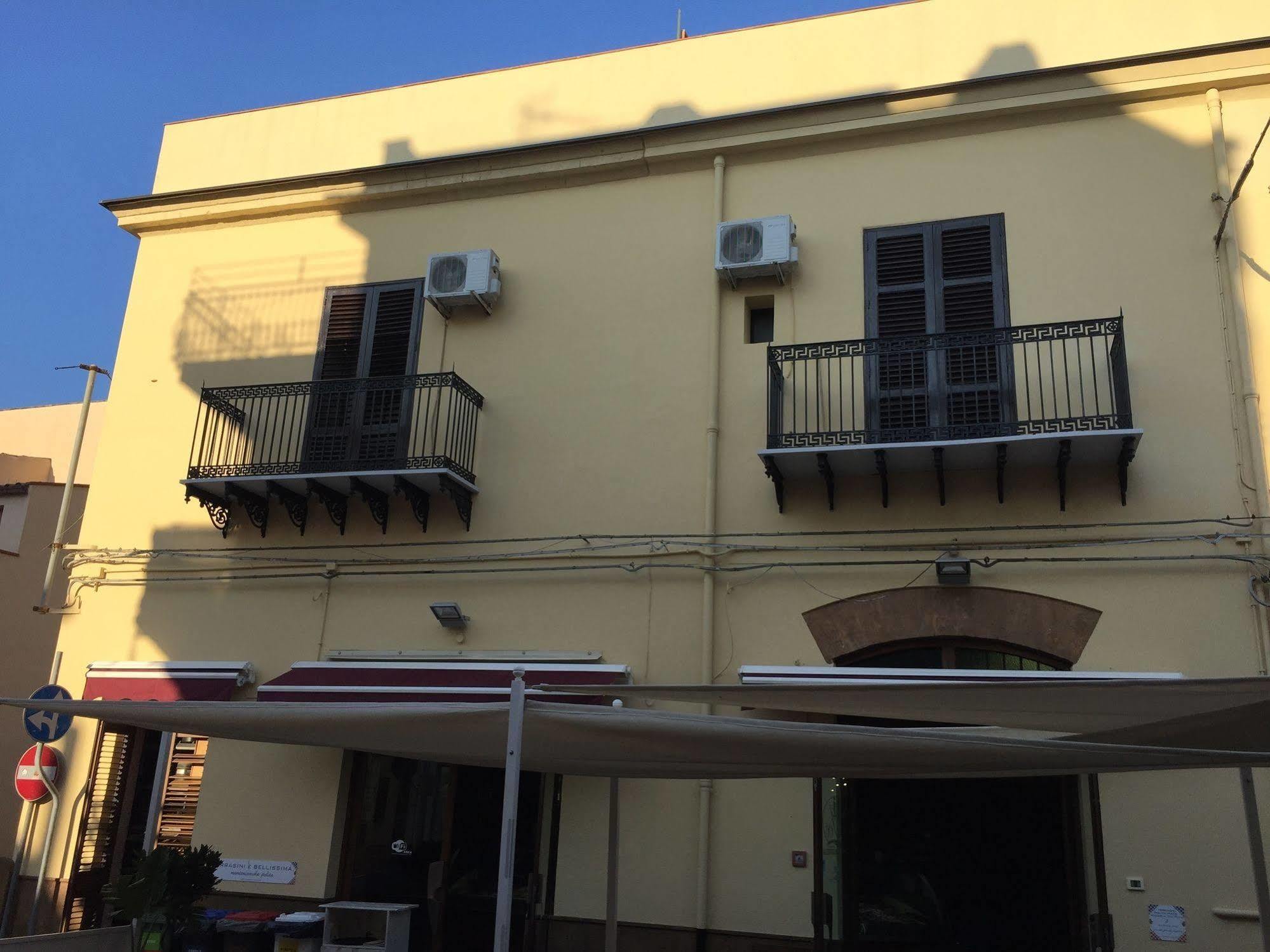 Voila Rooms Guest House Terrasini Exterior foto
