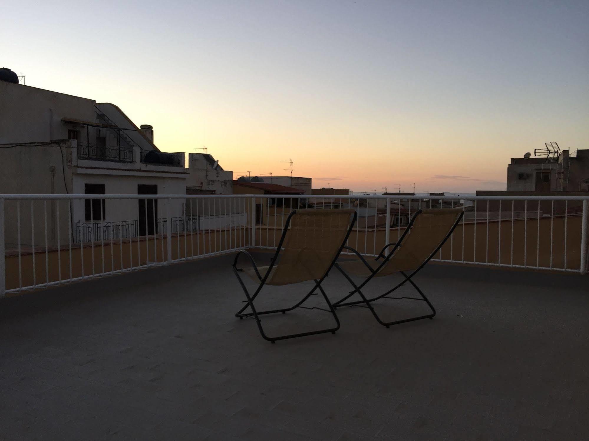Voila Rooms Guest House Terrasini Exterior foto